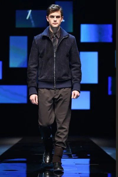 Look 16